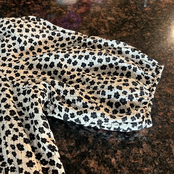 H&M black and cream, floral dress size medium - Picture 4 of 5